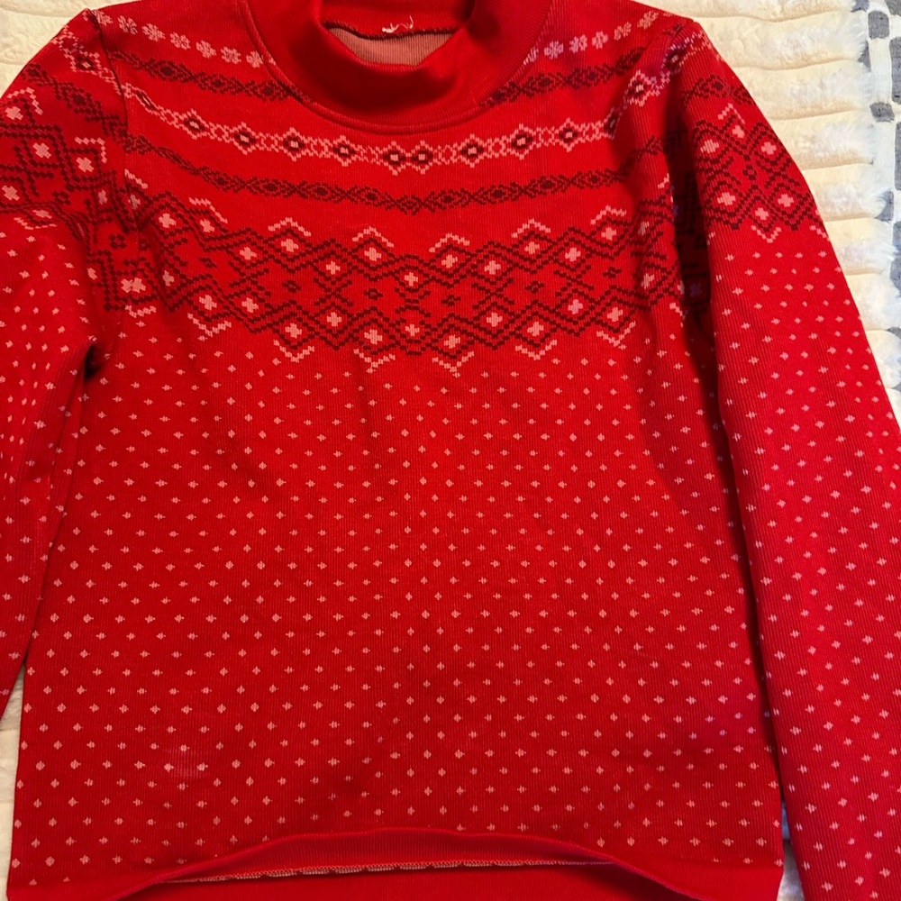 Fabletics Red Holiday Patterned Crop Top - Picture 5 of 5